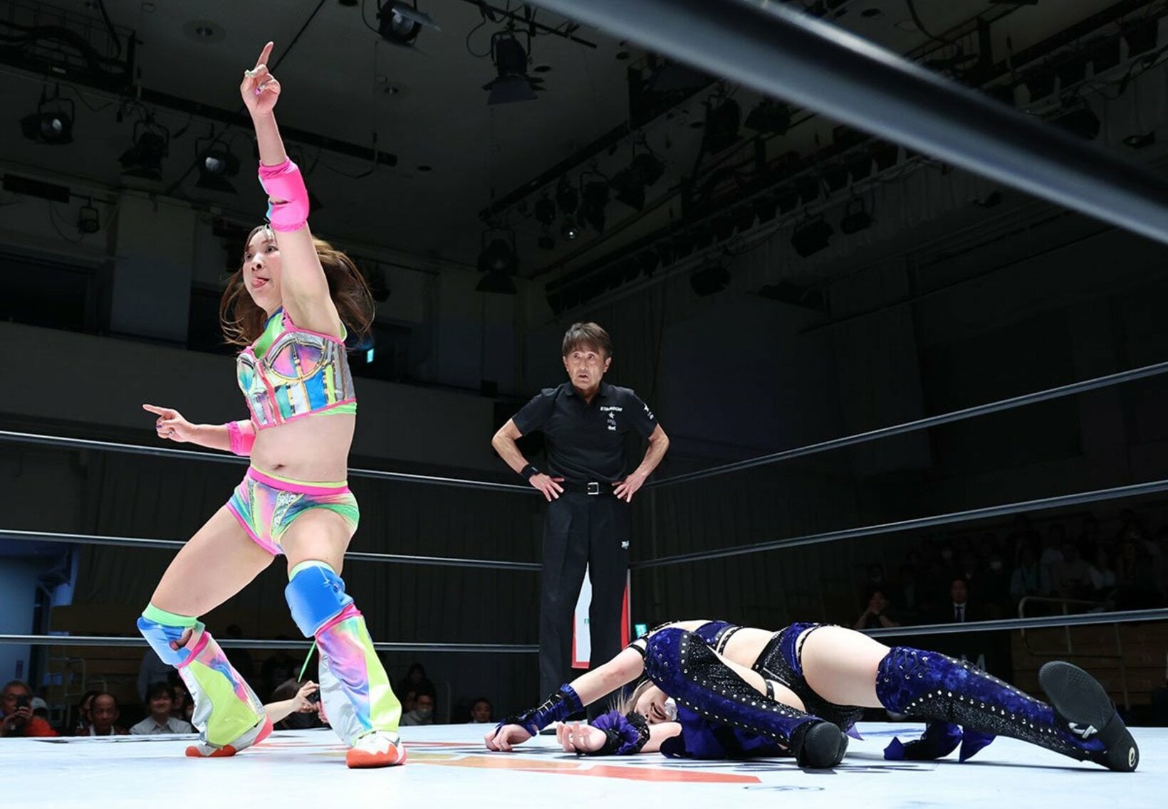 4・8後楽園では安納サオリ(右)を侮辱するダンスを見せたフワちゃん