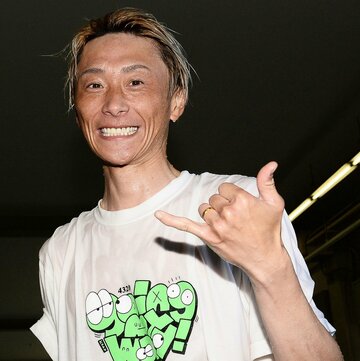  アロハポーズの峰竜太（東スポWeb）