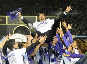 胴上げされる森保監督（１５年１２月）