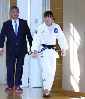 山田利彦監督(左)と角田夏実