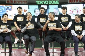 ファンフェスタ２０２５延長戦でトークをする松井秀喜氏と清原和博氏（読売巨人軍提供）