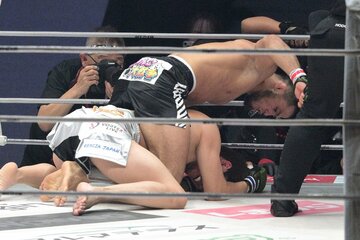 シェイドゥラエフ（上）に完敗した朝倉未来