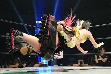 Pink♡Devilでスターライト・キッド(右)を仕留めた吏南