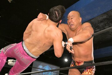 アレクサンダー（左）にラリアートを打ち込む田中将斗
