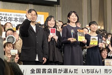 本屋大賞を受賞した阿部暁子氏（中央）