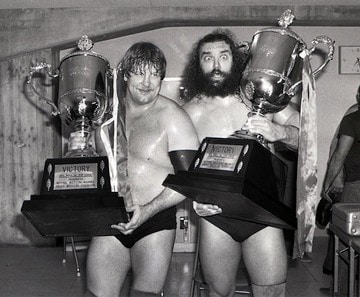 １０万ドル争奪世界最強タッグリマッチで優勝したブロディ（右）とハンセン（１９８３年４月、京都）