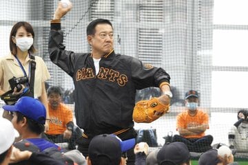 ちびっこたちにキャッチボールのフォームを披露する巨人・原監督