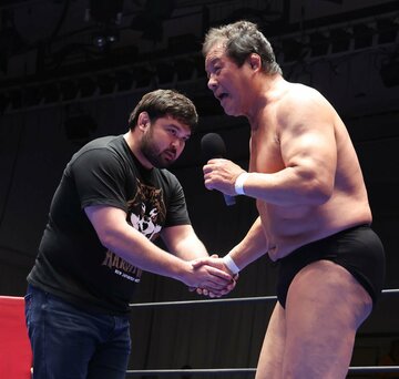 藤波辰爾(右)と握手を交わすウルフアロン