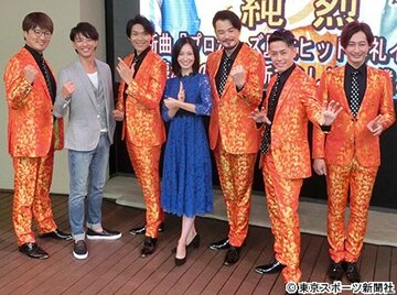  ミニライブを行った「純烈」と金子昇（左から2番目）と長澤奈央（中）