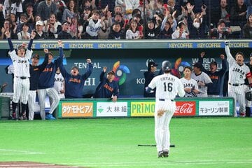 大谷の一発に大盛り上がりの日本ベンチ