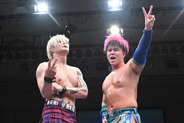 勝利したライジングＨＡＹＡＴＯ（左）と青柳亮生