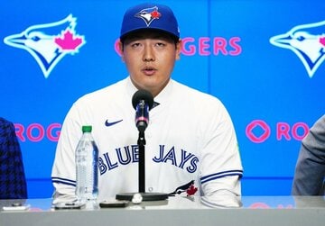 入団会見を行う岡本和真（ロイター）