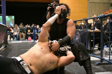 試合後、マスクを剥ぎあうエル・デスペラード（下）とＤＯＵＫＩ