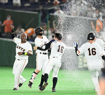  サヨナラ打を放った吉川尚（左から２人目）を祝福する巨人ナイン