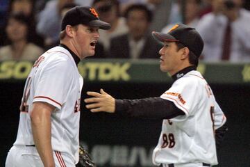 危険球退場で怒るパウエルをなだめる原監督（２００６年６月）