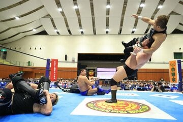 金丸義信(右上)をアングルスラムで仕留めたウルフアロン