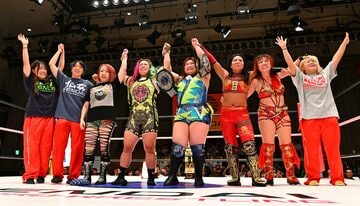 ファンに手を振る仙女の選手ら