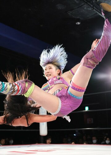 アリス・クロウリーを攻める遠藤有栖（右）