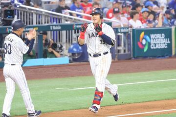 本塁打を放ち笑顔の岡本和真