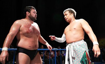 G1出場者決定戦の相手YOSHI-HASHI(右)と、正々堂々の攻防を見せたウルフアロン