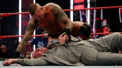 写真：【WWE】毒蛇オートンが71歳フレアーをパントキックで葬る