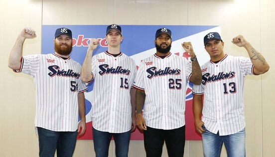  入団会見を終えた（左から）サイスニード、バンデンハーク、サンタナ、オスナ（代表撮影）