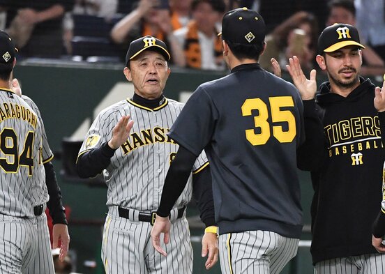 試合後、粘投の才木浩人(３５)をねぎらう阪神・岡田監督