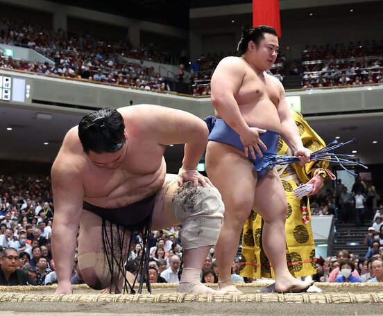 引き落としで朝乃山を下した翔猿