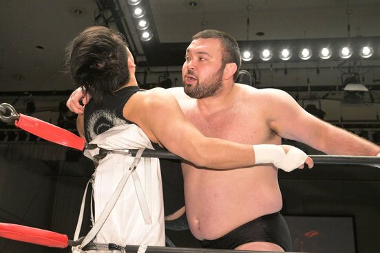 成田蓮(左)をコーナーに追い詰めるウルフアロン
