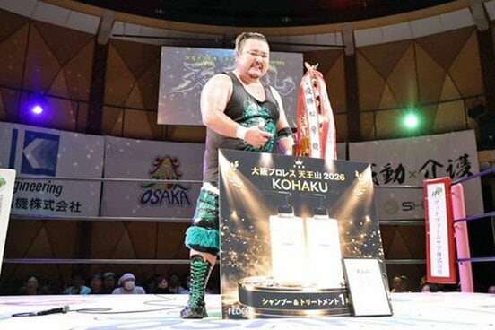 優勝トロフィーとともにポーズをとる三原一晃