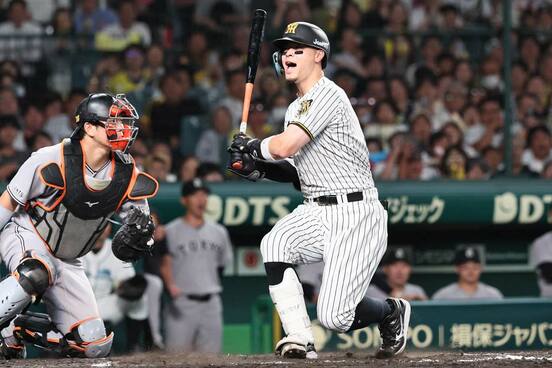 空振り三振する佐藤輝明