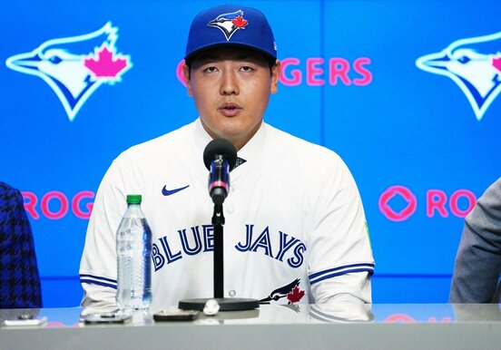 入団会見を行う岡本和真（ロイター）