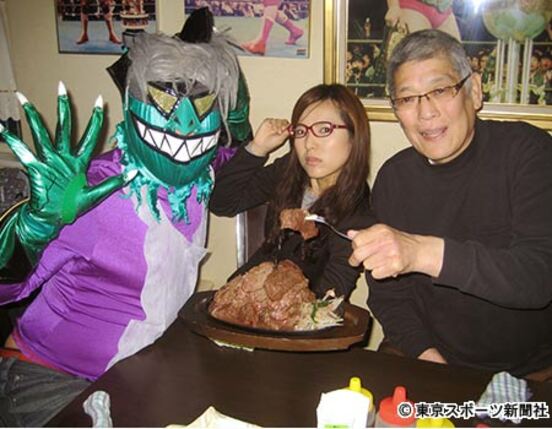  河童小僧（左）は田上明元ノア社長（右）の経営するステーキ屋で自慢の１キロステーキに舌鼓を打った。中央はハル・ミヤコ女史