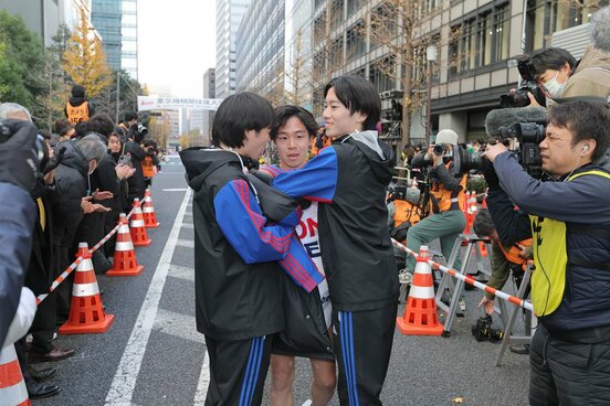 7位で苦しそうにゴールする創価大・小池莉希(中央)(代表撮影)