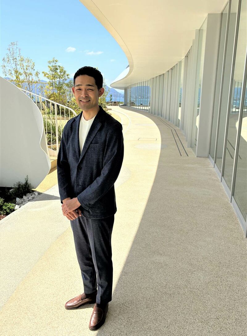 リゾナーレ下関を背に立つ鈴木総支配人