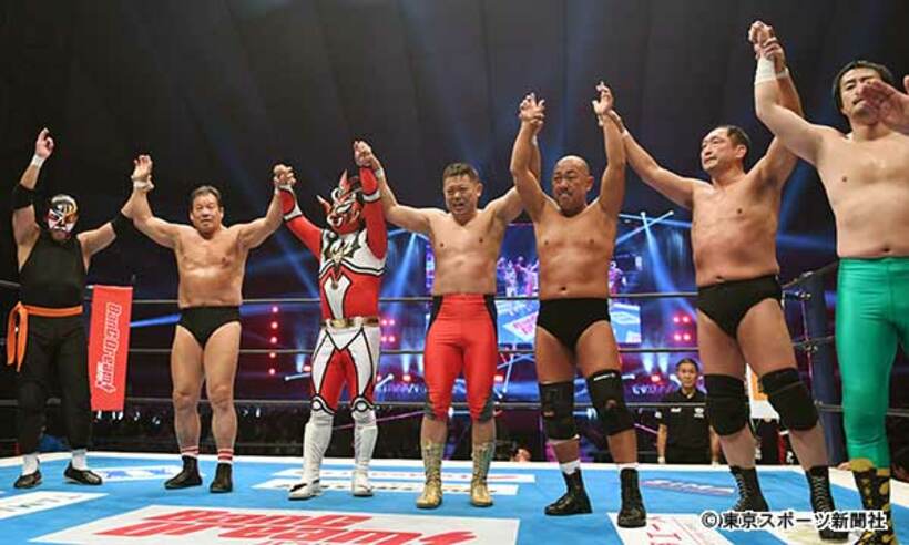  試合後、健闘をたたえ合う（左から）サスケ、藤波、ライガー、佐野、高岩、大谷、田口