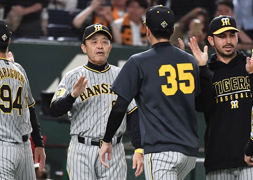 試合後、粘投の才木浩人(３５)をねぎらう阪神・岡田監督
