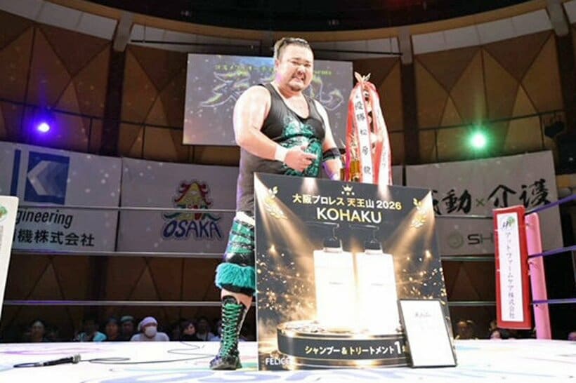 優勝トロフィーとともにポーズをとる三原一晃