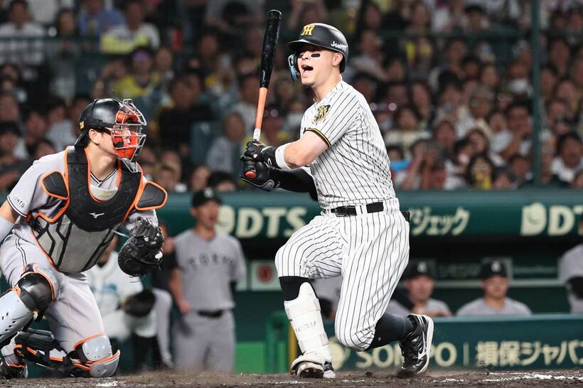 空振り三振する佐藤輝明
