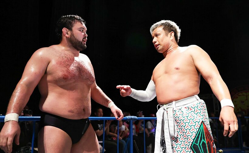Ｇ１出場者決定戦の相手YOSHI-HASHI(右)と、正々堂々の攻防を見せたウルフアロン
