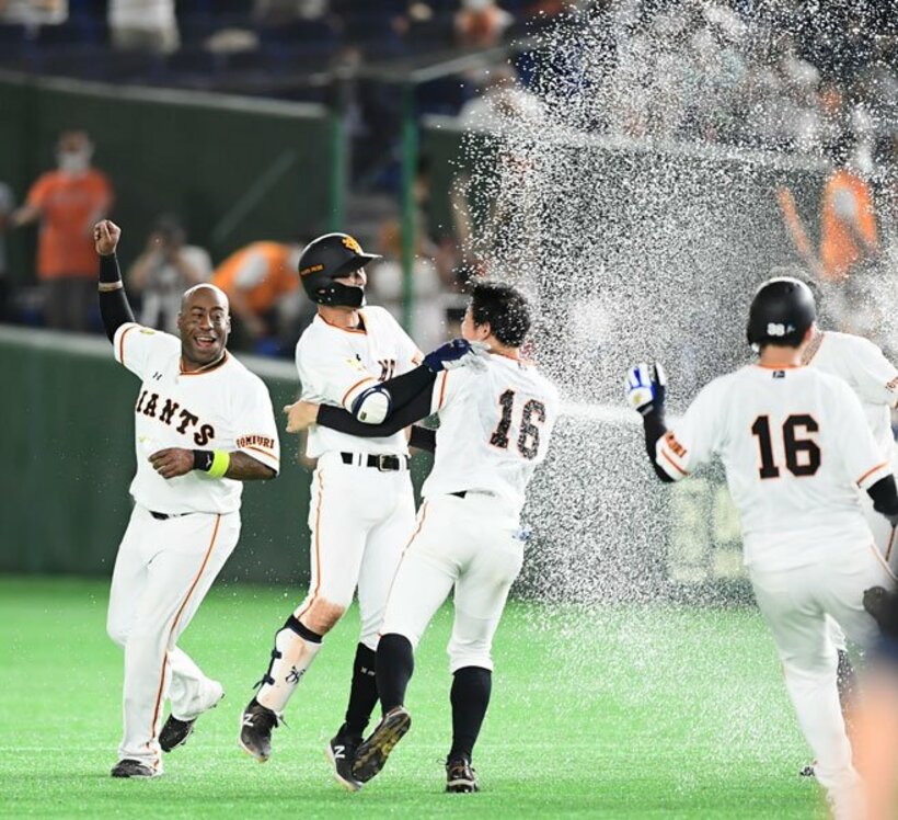  サヨナラ打を放った吉川尚（左から２人目）を祝福する巨人ナイン
