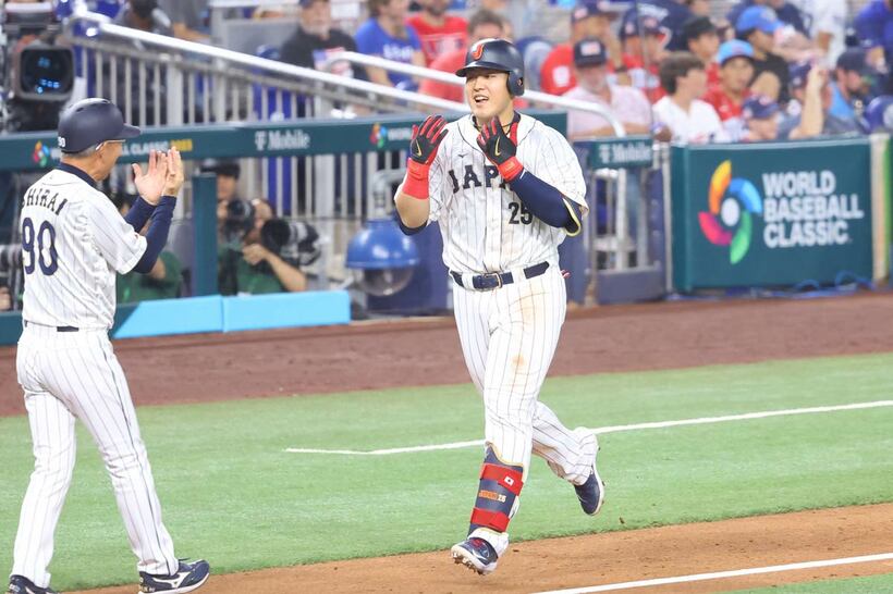 本塁打を放ち笑顔の岡本和真