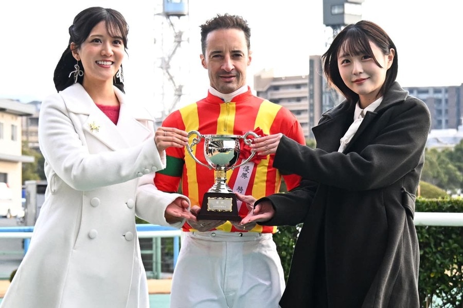 小倉牝馬Sを勝利したルメールと記念撮影する市村(右)