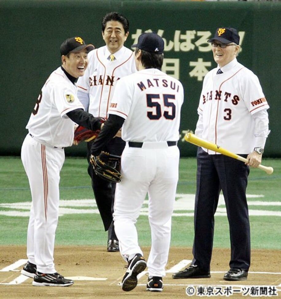  セレモニーの始球式では松井氏が投げ、長嶋氏が打ち、原監督が捕手役、安倍首相が審判役を務めた