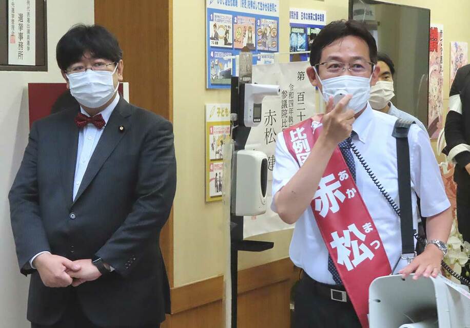  赤松健氏（左）と山田太郎参院議員（東スポWeb）