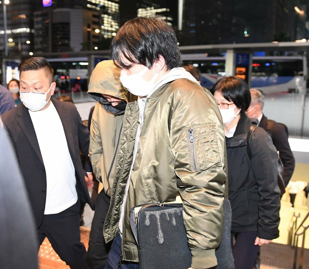 東京駅から移送される田中聖容疑者