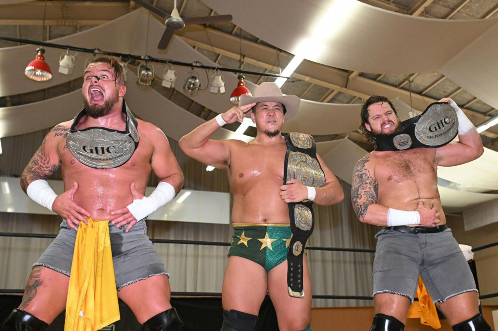 獲得したばかりのベルトを誇示する稲村愛輝(中)とタンク(左)&ハンク