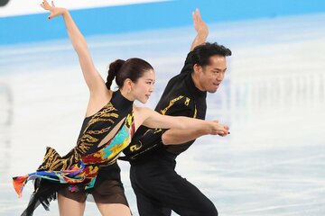 大声援に包まれた村元哉中（左）と高橋大輔