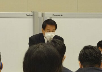  出席者を前に挨拶する杉良太郎