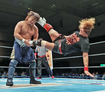  内藤（右）は２２日名古屋大会でも後藤洋央紀を相手にフルスロットル（新日本プロレス提供）